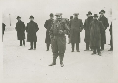 Franz Reichelt en costume parachute devant un groupe de témoins en pardessus
