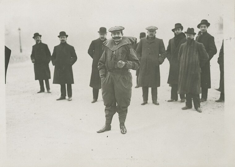 Franz Reichelt en costume parachute devant un groupe de témoins en pardessus