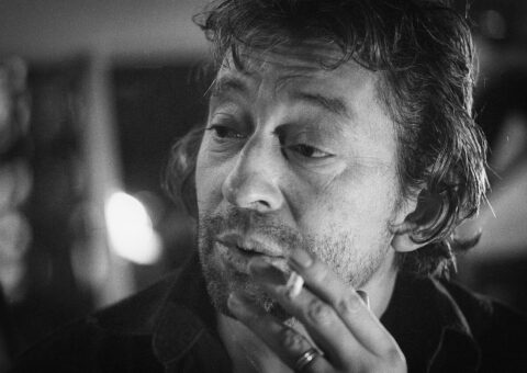 Serge Gainsbourg, la main devant la bouche, chez lui rue de Verneuil le 24 novembre 1981