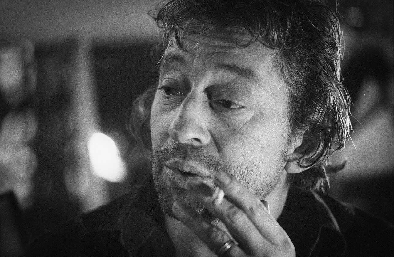 Serge Gainsbourg, la main devant la bouche, chez lui rue de Verneuil le 24 novembre 1981