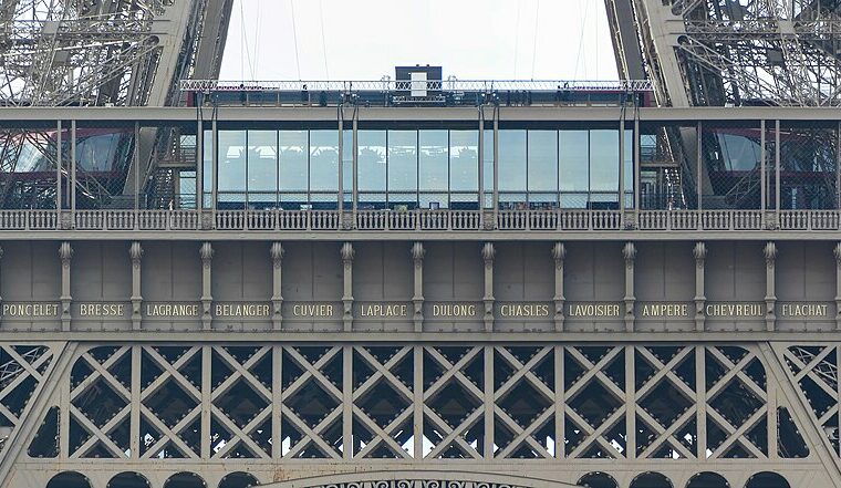 La frise des noms de savants en lettres dorées sous le premier étage de la tour Eiffel