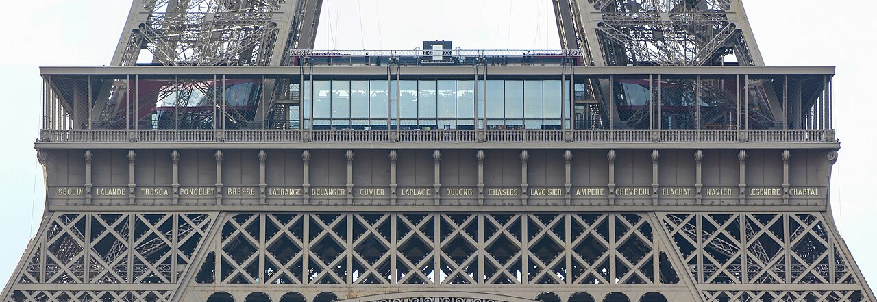 La frise des noms de savants en lettres dorées sous le premier étage de la tour Eiffel