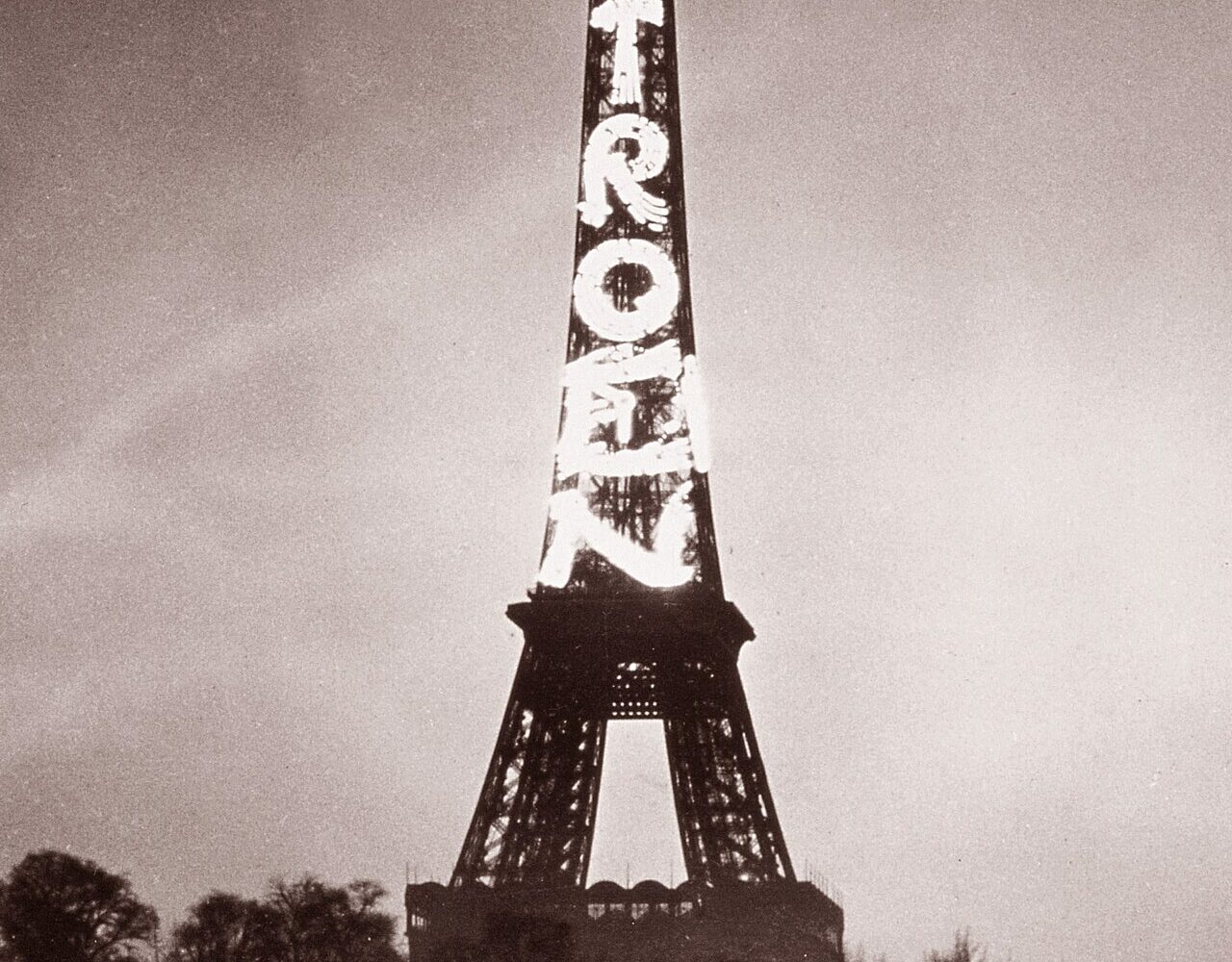 La tour Eiffel portant l'enseigne lumineuse Citroën en lettres verticales, vers 1925