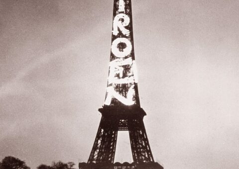 La tour Eiffel portant l'enseigne lumineuse Citroën en lettres verticales, vers 1925