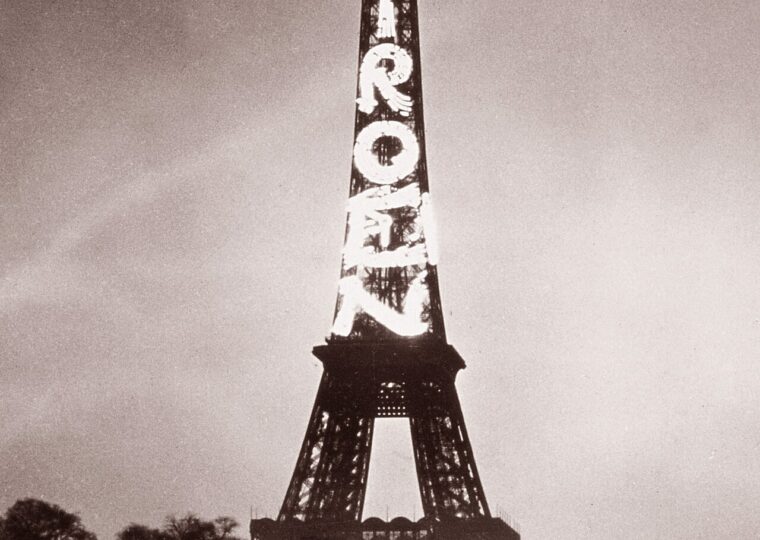 La tour Eiffel portant l'enseigne lumineuse Citroën en lettres verticales, vers 1925
