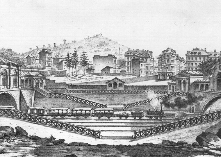 Lithographie de 1837 montrant un train de la ligne de Paris à Saint-Germain dans une tranchée franchie par deux ponts de pierre