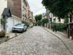 La villa Léandre, impasse pavée bordée de maisons anglo-normandes en briques, à Montmartre