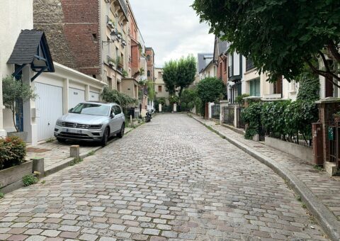 La villa Léandre, impasse pavée bordée de maisons anglo-normandes en briques, à Montmartre