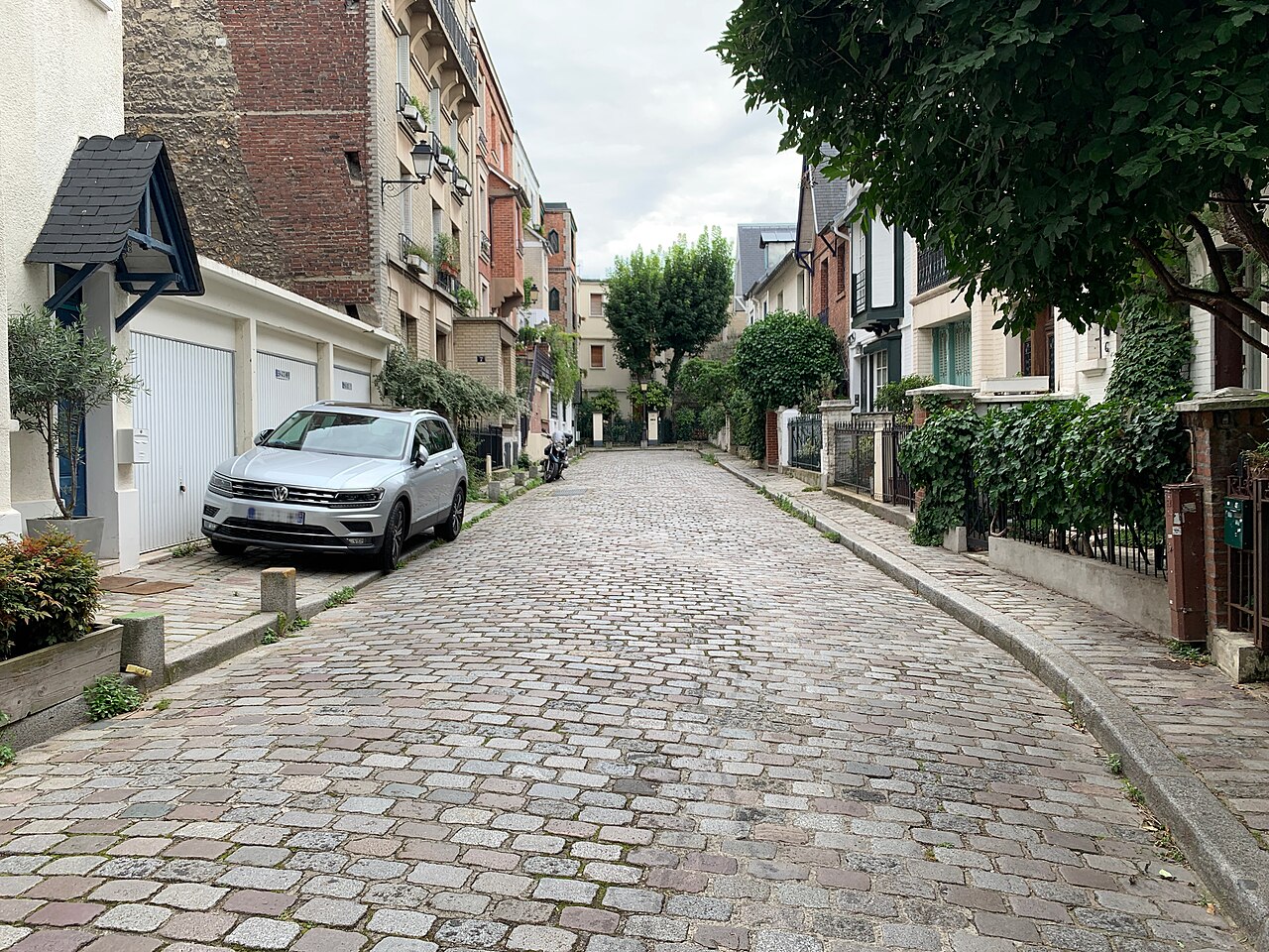 La villa Léandre, impasse pavée bordée de maisons anglo-normandes en briques, à Montmartre