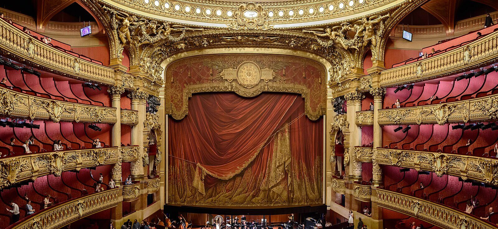 La façade du palais Garnier, place de l'Opéra