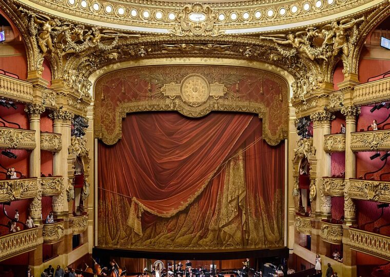 La façade du palais Garnier, place de l'Opéra