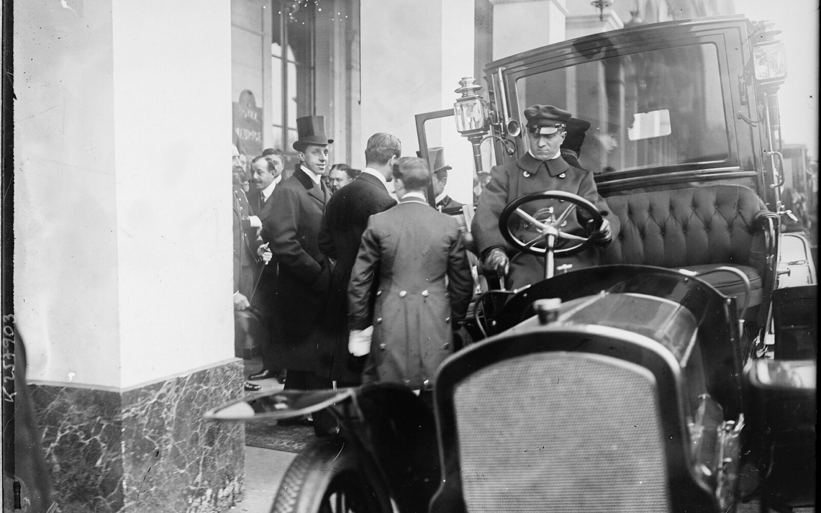 Le roi Alphonse XIII sortant de l'hôtel Meurice en 1907, l'hôtel des rois déjà