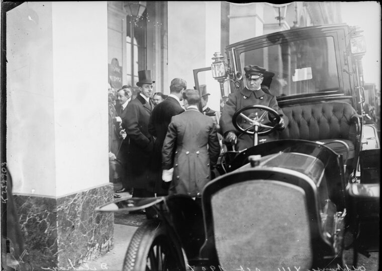 Le roi Alphonse XIII sortant de l'hôtel Meurice en 1907, l'hôtel des rois déjà