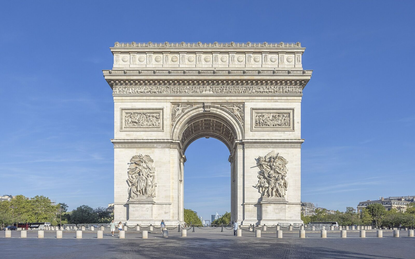 L'arc de triomphe de l'Étoile, au sommet des Champs-Élysées