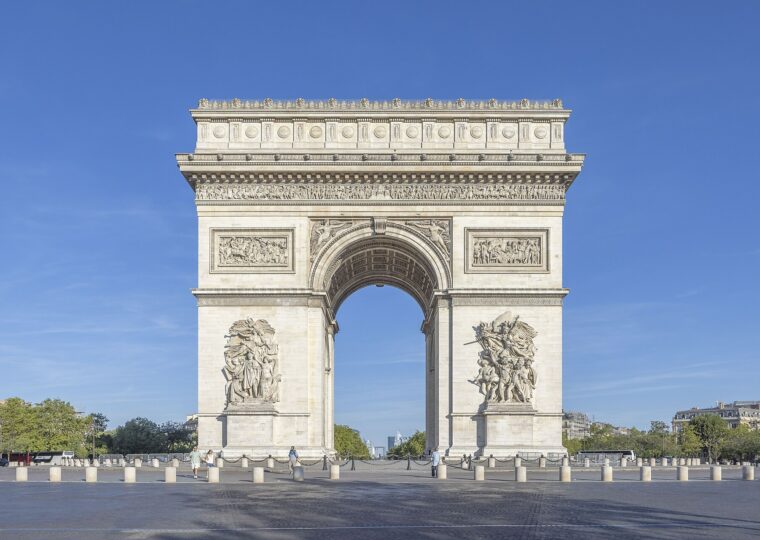 L'arc de triomphe de l'Étoile, au sommet des Champs-Élysées