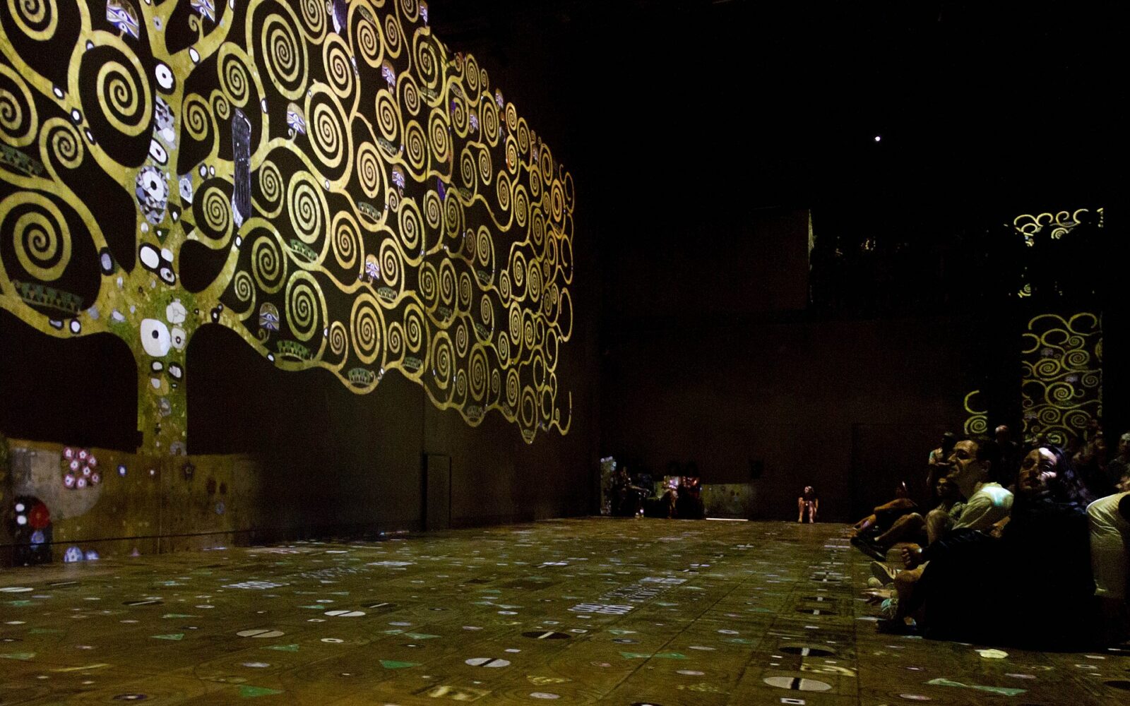 La halle de l'ancienne fonderie du Chemin-Vert, devenue Atelier des Lumières