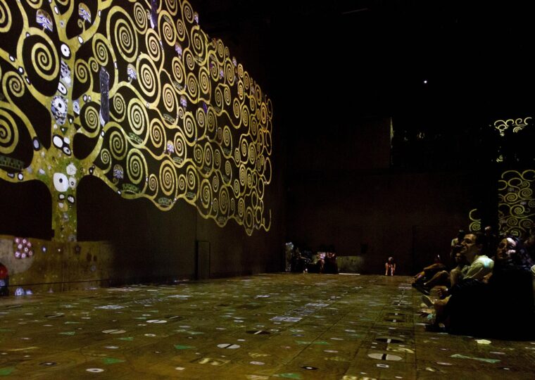 La halle de l'ancienne fonderie du Chemin-Vert, devenue Atelier des Lumières