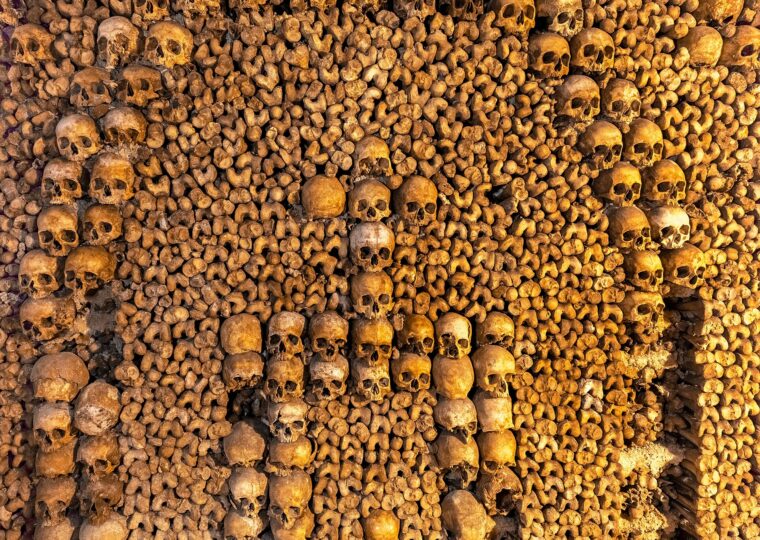 L'ossuaire des Catacombes de Paris, sous la place Denfert-Rochereau