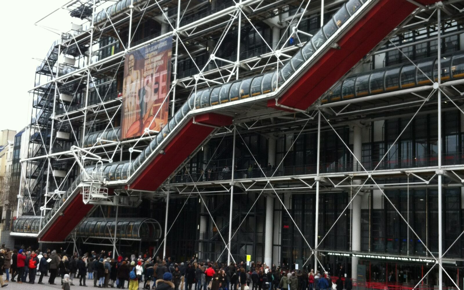 Le Centre Pompidou et ses tuyaux polychromes, vus du plateau Beaubourg