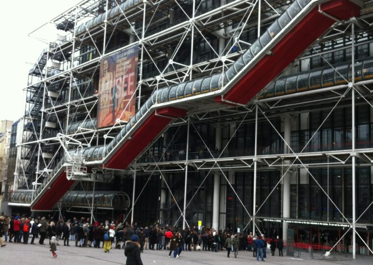 Le Centre Pompidou et ses tuyaux polychromes, vus du plateau Beaubourg