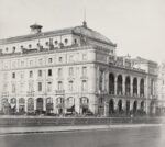 Le théâtre du Châtelet sur sa place, face à la fontaine du Palmier