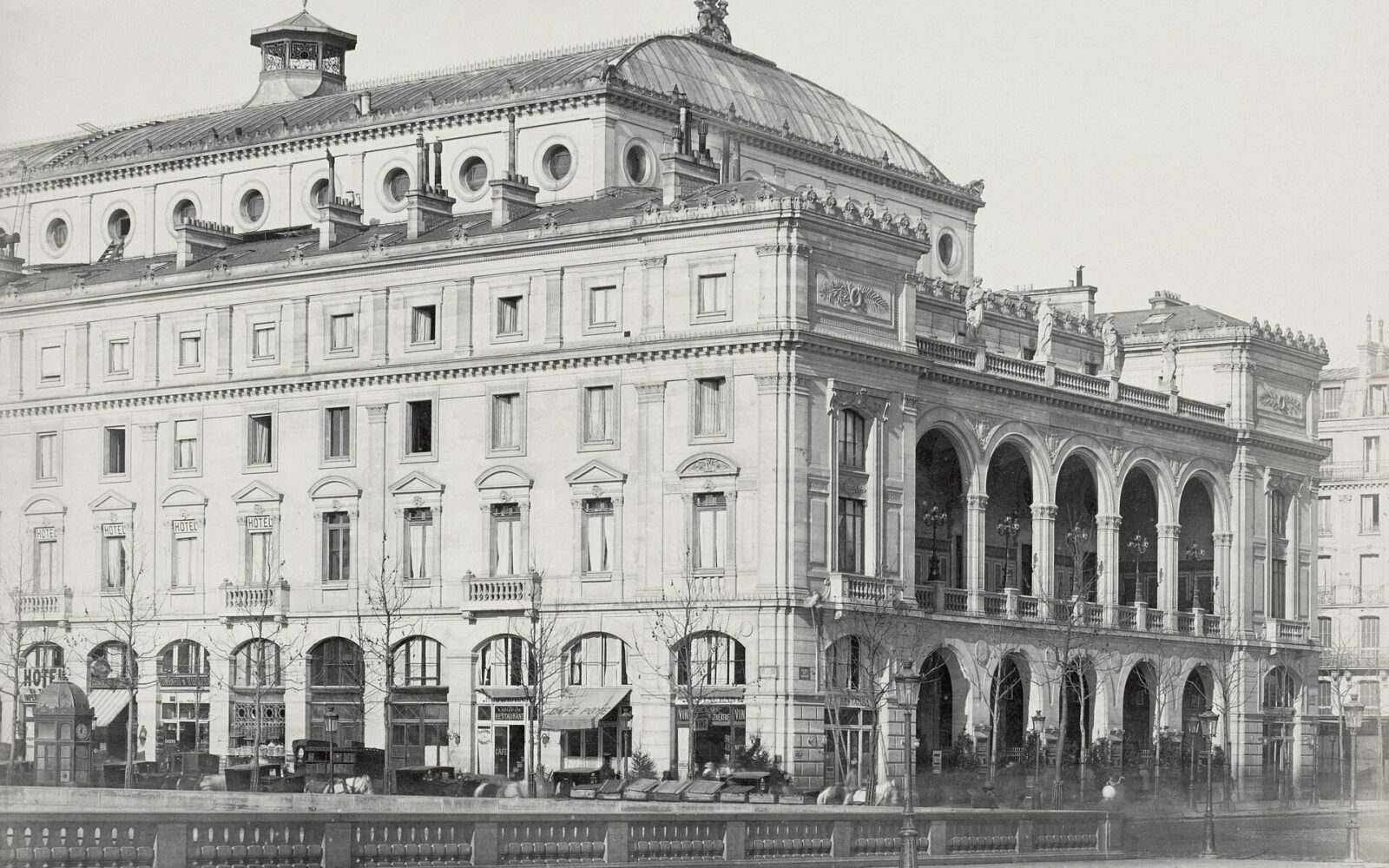 Le théâtre du Châtelet sur sa place, face à la fontaine du Palmier