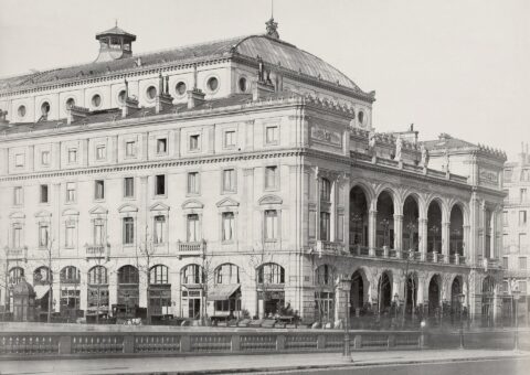 Le théâtre du Châtelet sur sa place, face à la fontaine du Palmier
