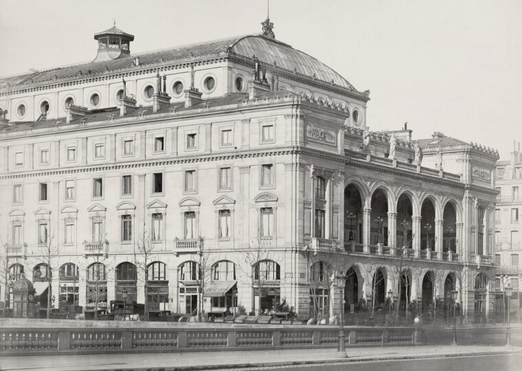 Le théâtre du Châtelet sur sa place, face à la fontaine du Palmier