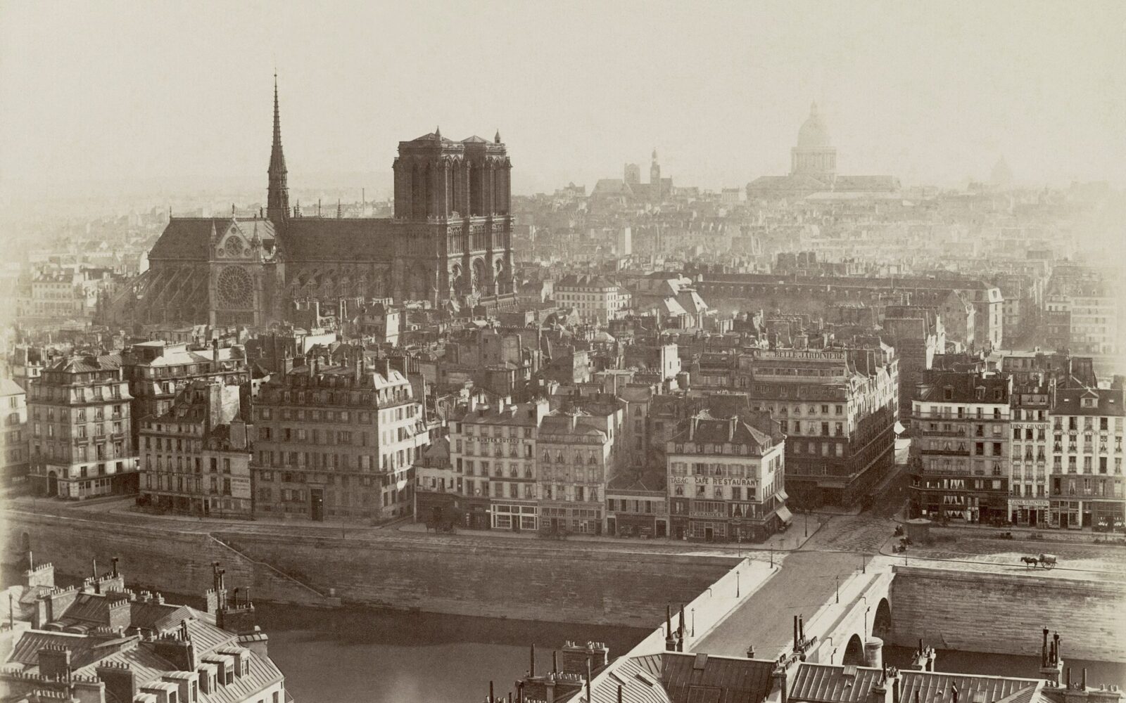 La tour Saint-Jacques dans son square, près de Châtelet