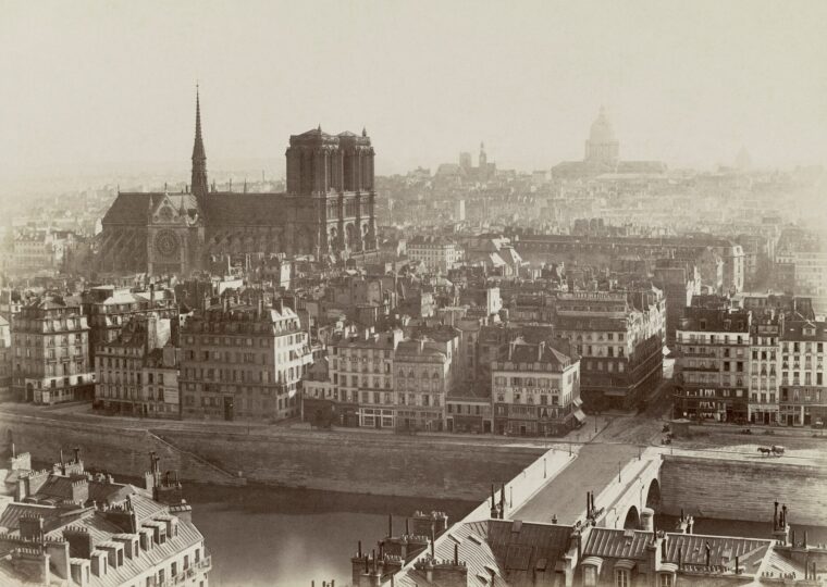 La tour Saint-Jacques dans son square, près de Châtelet