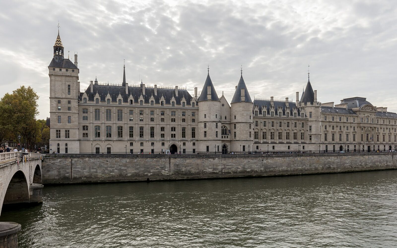Les tours de la Conciergerie sur le quai de l'Horloge