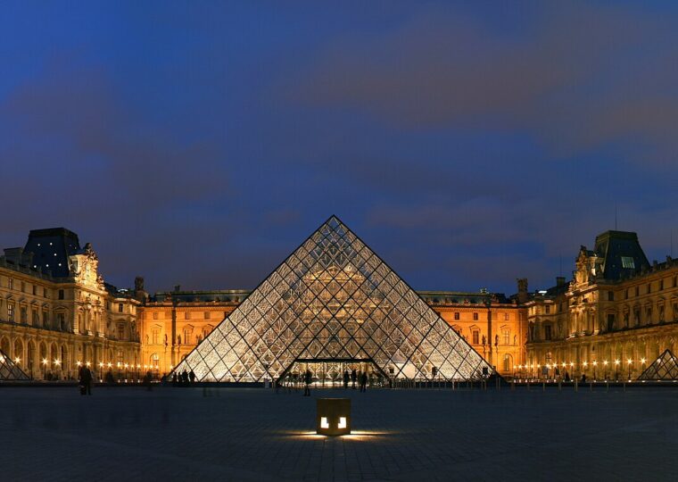 La pyramide du musée du Louvre illuminée, cour Napoléon à la nuit tombée