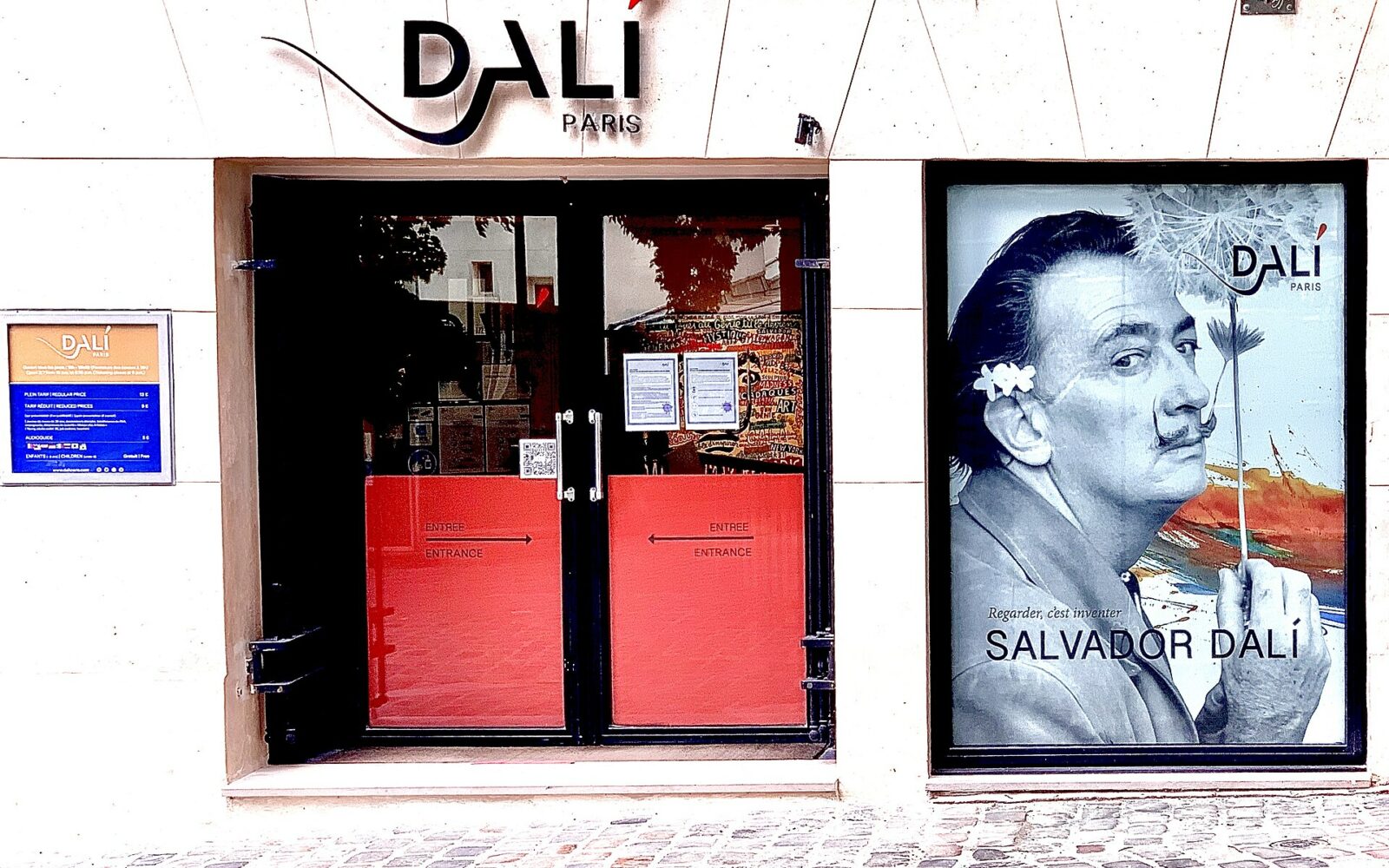 L'entrée de Dalí Paris, rue Poulbot, sur la Butte Montmartre