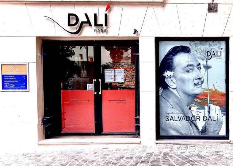L'entrée de Dalí Paris, rue Poulbot, sur la Butte Montmartre