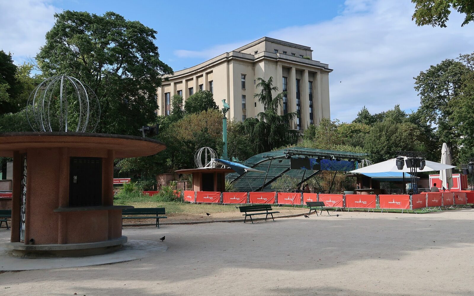 L'entrée de l'Aquarium de Paris, dans les jardins du Trocadéro