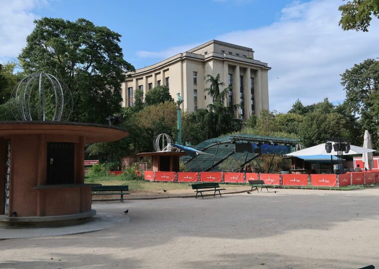L'entrée de l'Aquarium de Paris, dans les jardins du Trocadéro