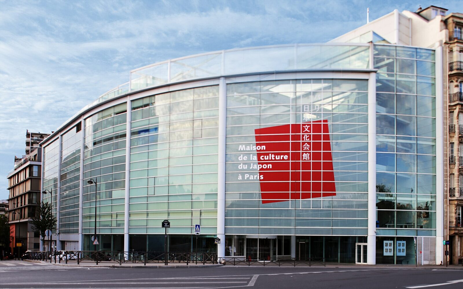La façade de verre de la Maison de la culture du Japon, quai Jacques-Chirac