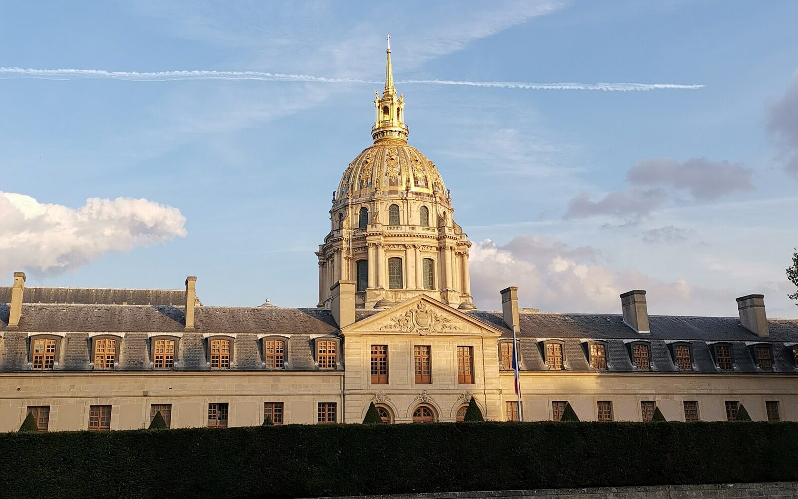 Façade des Invalides côté boulevard de La Tour-Maubourg, accès au musée de l'Ordre de la Libération