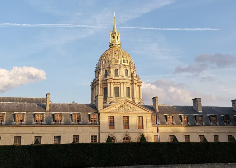 Façade des Invalides côté boulevard de La Tour-Maubourg, accès au musée de l'Ordre de la Libération