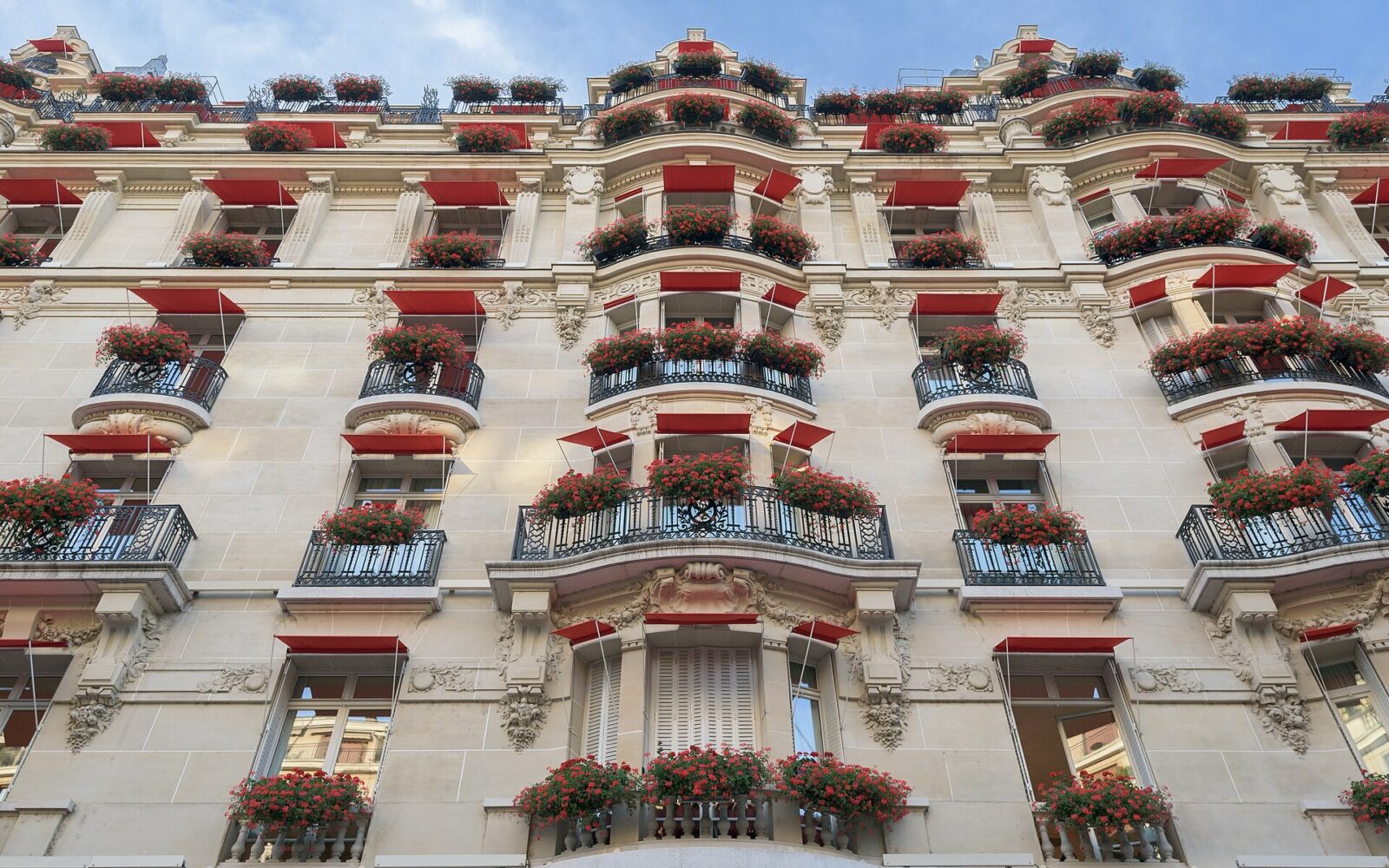La façade aux stores rouges de l'hôtel Plaza Athénée, avenue Montaigne