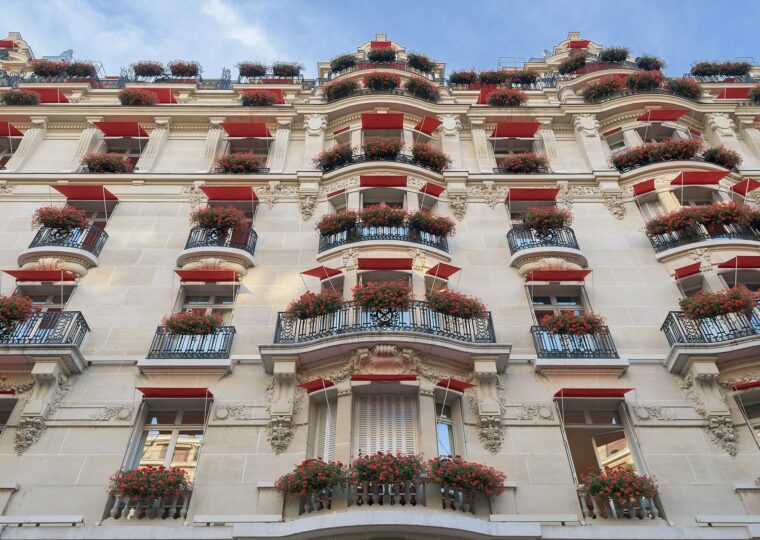La façade aux stores rouges de l'hôtel Plaza Athénée, avenue Montaigne