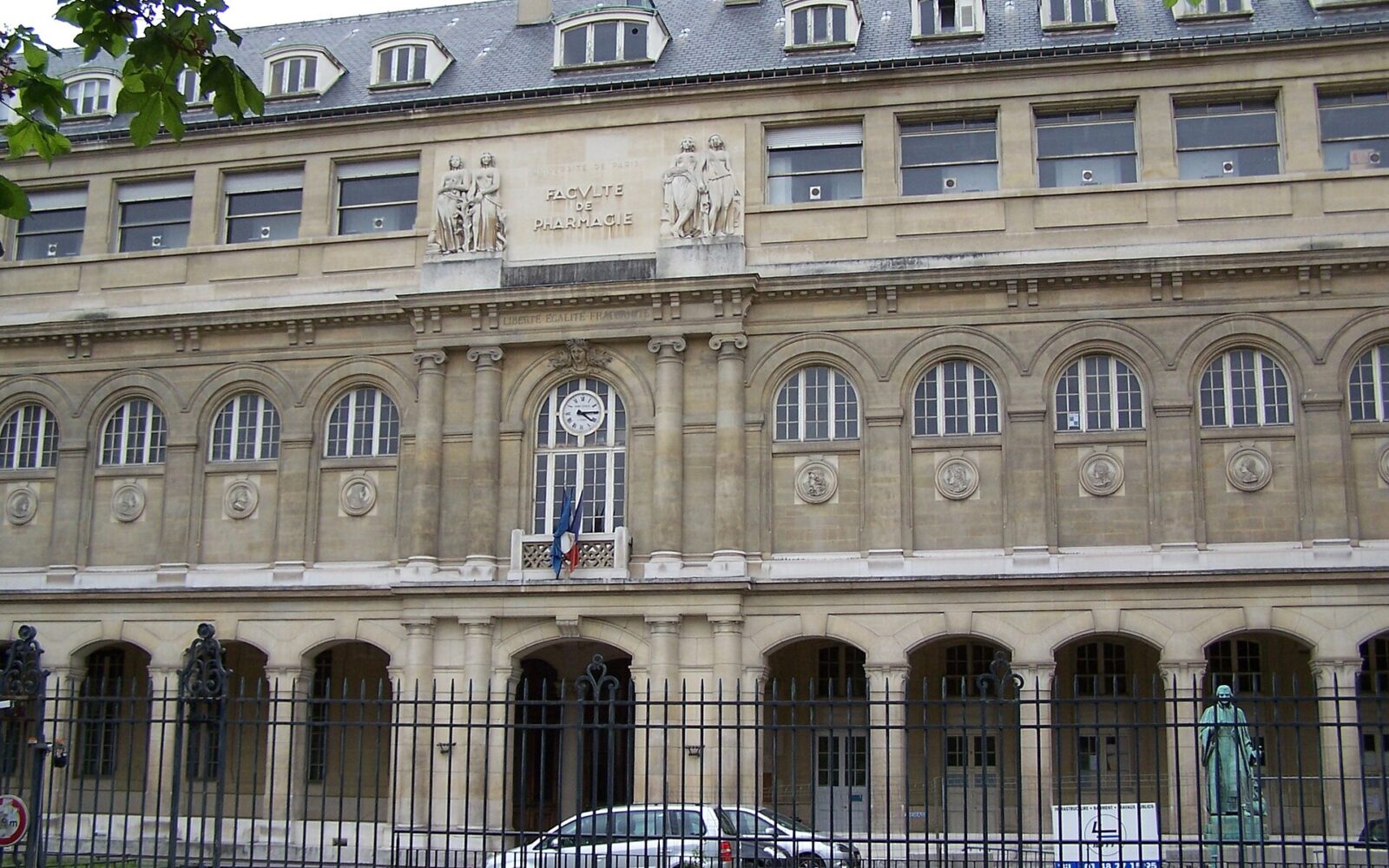 La faculté de pharmacie de Paris, avenue de l'Observatoire, qui abrite le musée Moissan