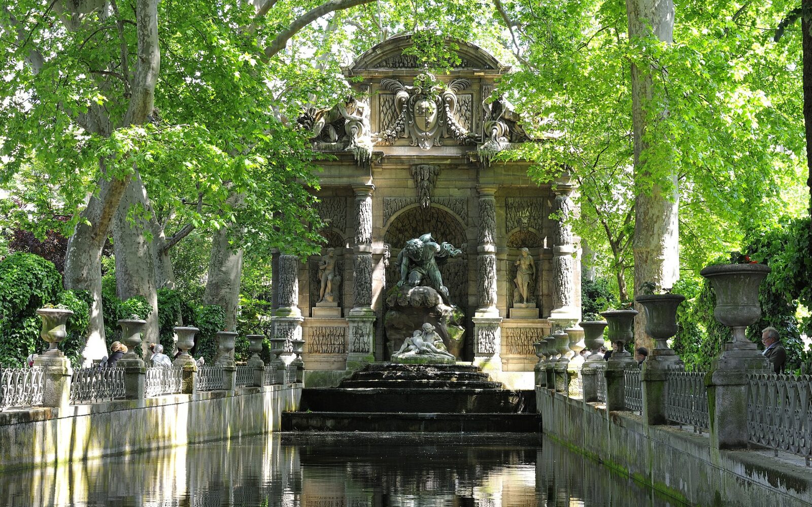 Le bassin ombragé de la fontaine Médicis, au jardin du Luxembourg