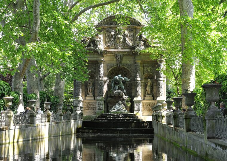 Le bassin ombragé de la fontaine Médicis, au jardin du Luxembourg