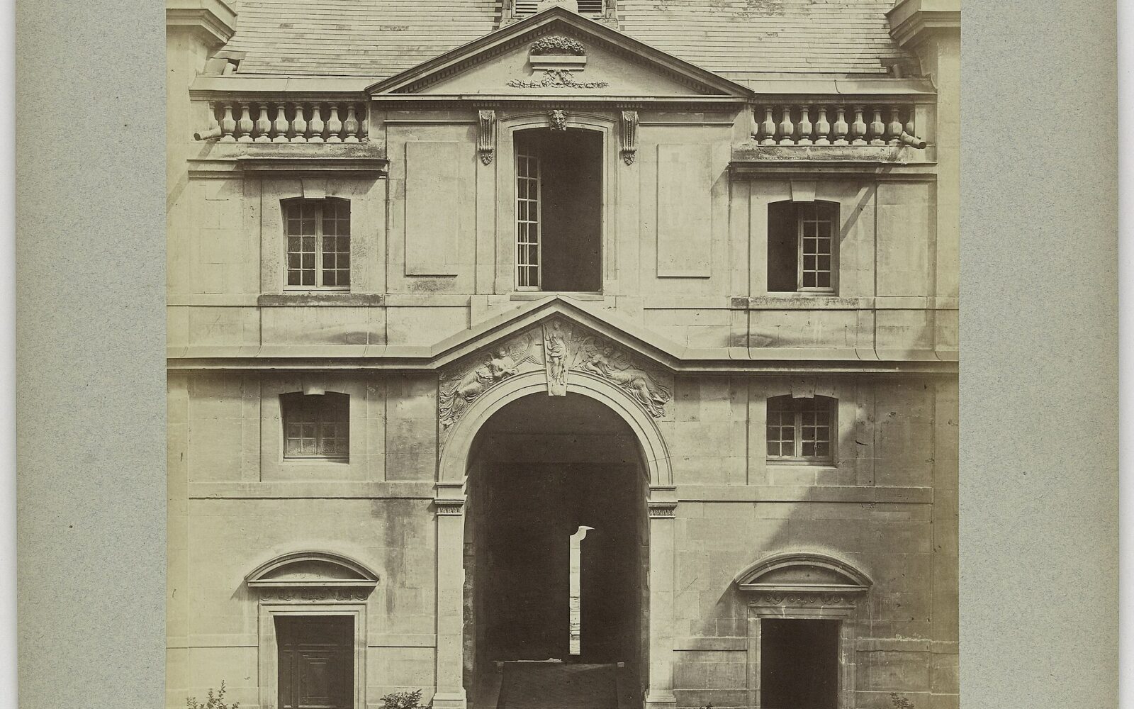 La cour d'honneur du musée Carnavalet et sa façade sculptée