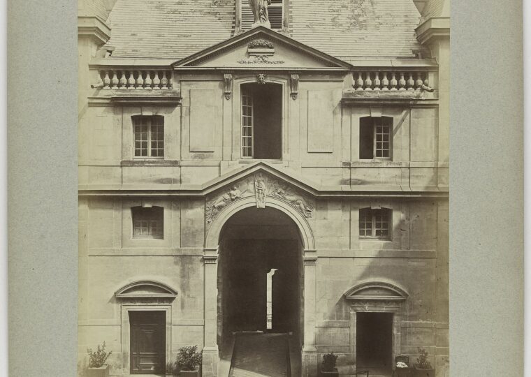 La cour d'honneur du musée Carnavalet et sa façade sculptée