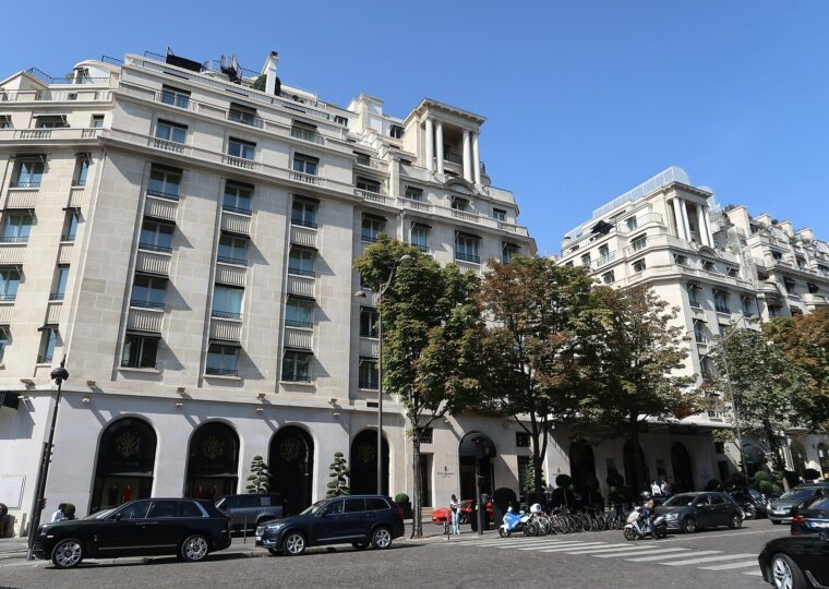 La façade du Four Seasons Hôtel George V, avenue George-V