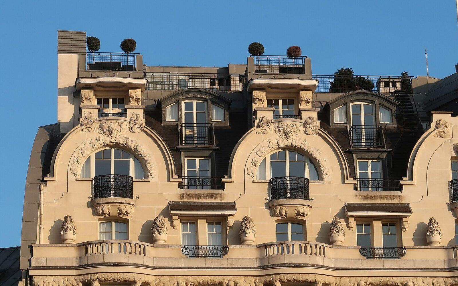 La façade sculptée de l'hôtel Lutetia, boulevard Raspail