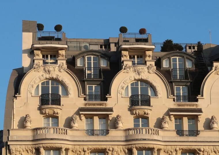 La façade sculptée de l'hôtel Lutetia, boulevard Raspail