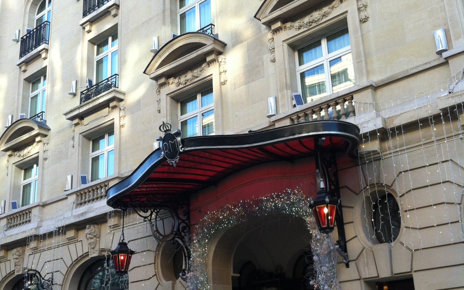 La façade du Royal Monceau, Raffles Paris, avenue Hoche